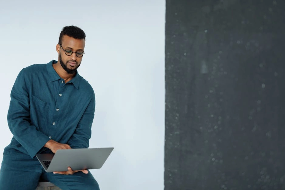 Osoba pracująca przy laptopie w nowoczesnym biurze